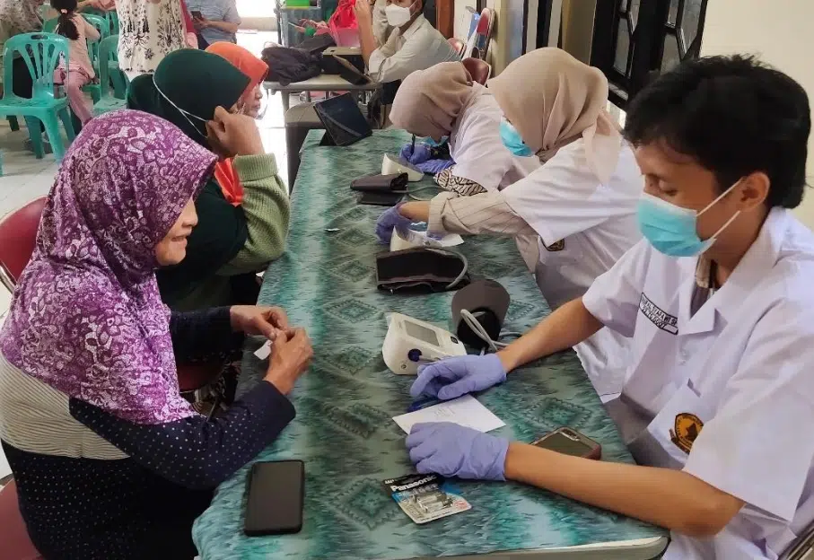 Kolaborasi Mahasiswa UWKS dan Masyarakat Gunungsari Surabaya: Berdasarkan UMKM, Edukasi Anak & Remaja, Cek Kesehatan, hingga Cegah Ular Masuk Perkampungan