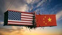 Perang dagang Amerika Serikat dan China. AS amerika dan bendera Cina menabrak kontainer di langit pada latar belakang matahari terbenam. Ilustrasi 3d.