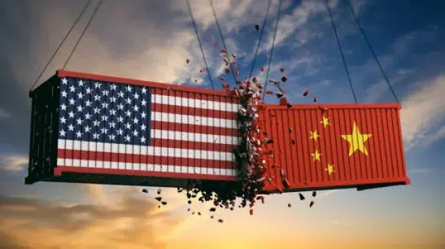 Perang dagang Amerika Serikat dan China. AS amerika dan bendera Cina menabrak kontainer di langit pada latar belakang matahari terbenam. Ilustrasi 3d.