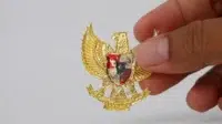 Yogyakarta, Indonesia - 23 Mei 2021 : Bergandengan Tangan dengan Garuda Pancasila, Simbol Nastional Indonesia. Hari kemerdekaan Indonesia 17 Agustus. Terisolasi di atas putih