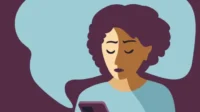 Wanita sedih membaca beberapa pesan negatif atau tidak suka