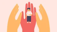 Tiga tangan manusia mengelilingi anak kecil dengan kebaikan. Orang dewasa peduli dengan anak-anak. Perlindungan sosial, pengasuhan anak yatim piatu