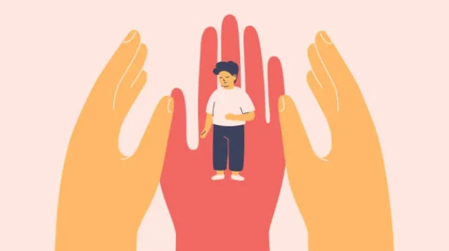 Tiga tangan manusia mengelilingi anak kecil dengan kebaikan. Orang dewasa peduli dengan anak-anak. Perlindungan sosial, pengasuhan anak yatim piatu