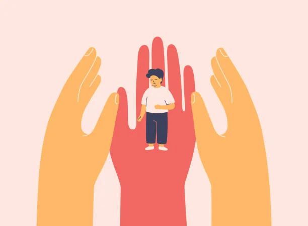 Tiga tangan manusia mengelilingi anak kecil dengan kebaikan. Orang dewasa peduli dengan anak-anak. Perlindungan sosial, pengasuhan anak yatim piatu