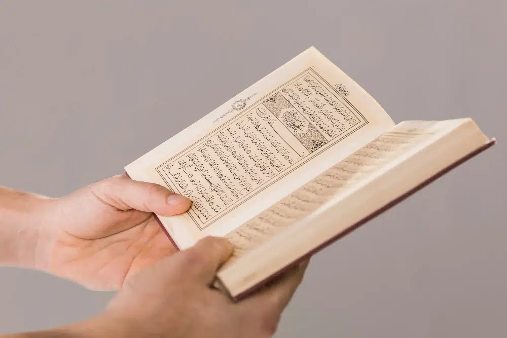 Memahami QS. Al-Hujurat Ayat 11-12: Larangan Mencela, Bergunjing, dan Berprasangka Buruk