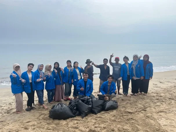 Aksi Bersih-Bersih Pantai