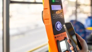Layanan Transportasi Umum di Tengah Digitalisasi: Bagaimana Lansia Menghadapinya?