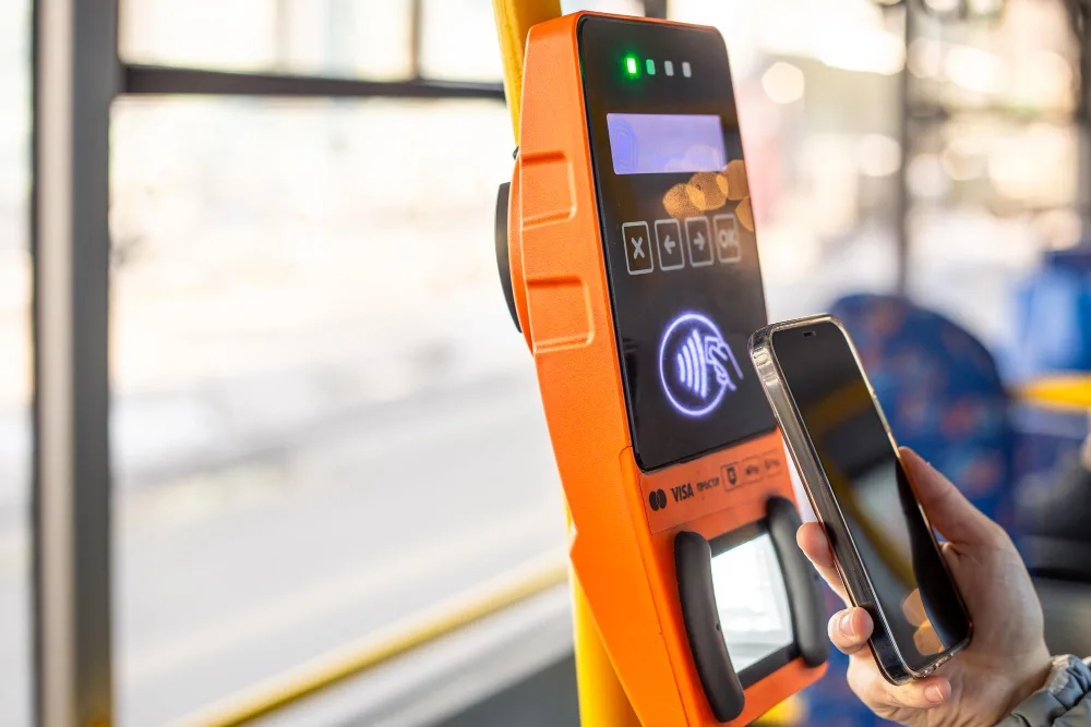 Layanan Transportasi Umum di Tengah Digitalisasi: Bagaimana Lansia Menghadapinya?