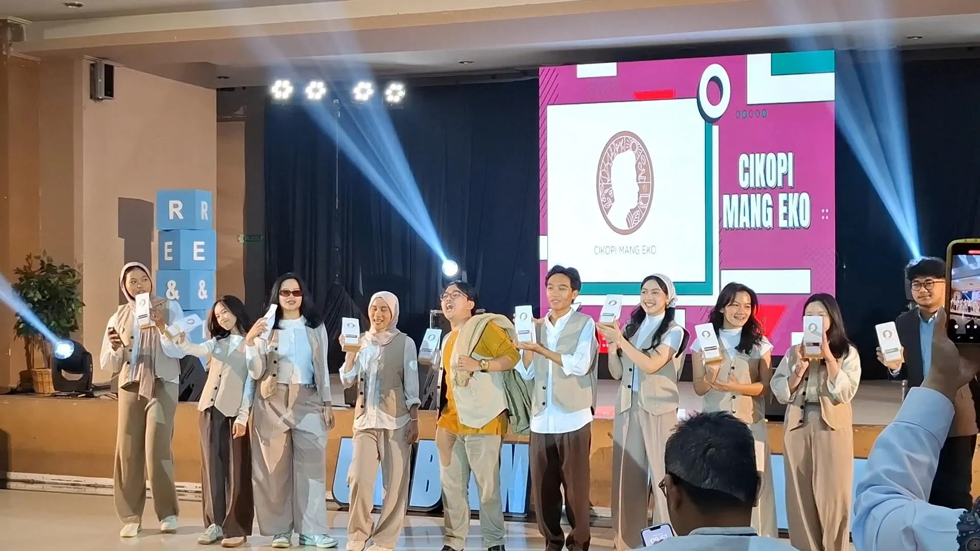Mahasiswa Telkom University Lakukan Brand Activation Event Lewat Urban Village Reka Rasa 2025: Aktivasi UMKM Kota Bandung