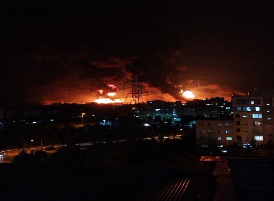 Kobaran api terlihat di wilayah Israel akibat serangan udara yang dilancarkan oleh Iran pada Minggu, 15 Juni 2025. Serangan ini memperburuk eskalasi konflik antara kedua negara di kawasan Timur Tengah. Sumber: X/@Ntalebrian22
