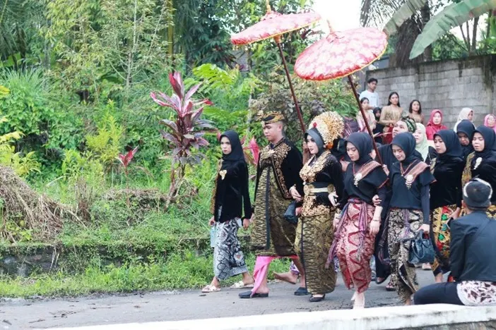 Nyongkolan: Arak-Arakan Sakral dalam Simfoni Budaya, Identitas, dan Psikologi Kolektif Masyarakat Sasak