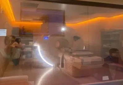 Kalibrasi MRI Rutin oleh Mahasiswa Magang UPNV Jatim Tingkatkan Keselamatan dan Kualitas Diagnostik di RS Haji Surabaya