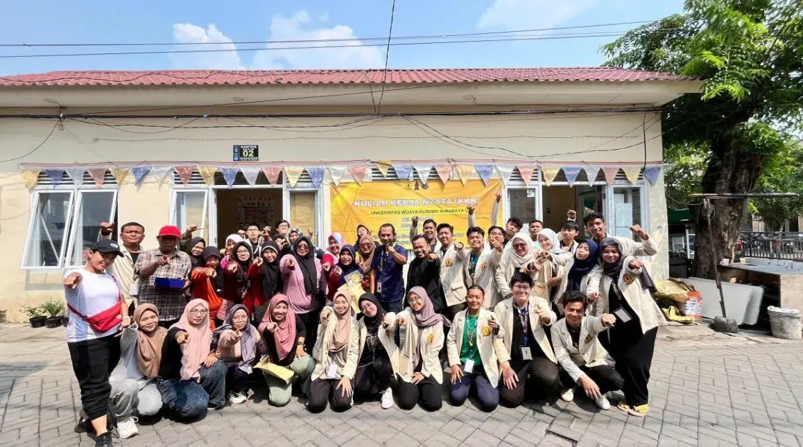 Kolaborasi KKN Kelompok B2 Universitas Wijaya Kusuma Surabaya dengan Masyarakat Benowo Surabaya: Memanfaatkan E-Commerce di Era Digital, Inovasi Camilan Sehat, Gerakan UMKM Tertib Legalitas, hingga Aksi Sehat dan Peduli Lingkungan