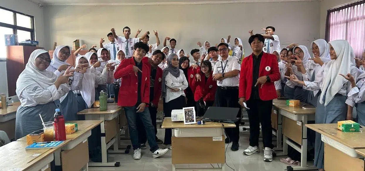 Netiquette Talks: Mahasiswa Fikom Mercu Buana Memberikan Edukasi Etika Bermedia Sosial ke Pelajar SMAN 85 Jakarta Barat pada Kegiatan Kuliah Peduli Negeri 2025