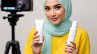 Analisis mendalam tentang pengaruh influencer terhadap keputusan pembelian. Ketahui cara mereka membentuk preferensi dan perilaku konsumen saat ini.