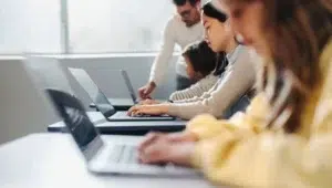 Membangun Benteng Kritisme dan Literasi Digital di Era Disinformasi