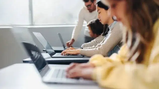 Membangun Benteng Kritisme dan Literasi Digital di Era Disinformasi