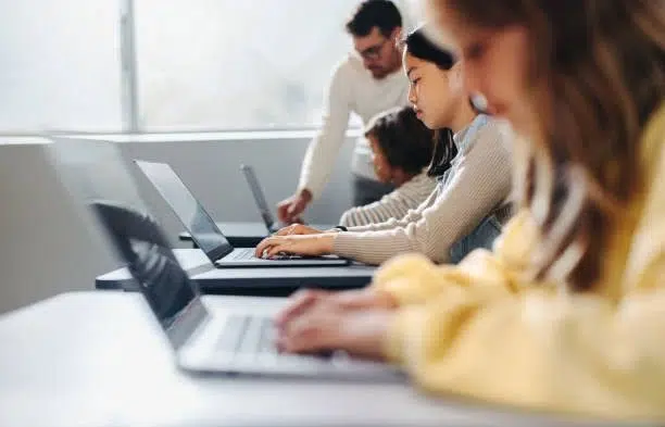 Membangun Benteng Kritisme dan Literasi Digital di Era Disinformasi