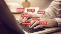 konsep cyber bullying. orang yang menggunakan laptop komputer notebook untuk interaksi media sosial dengan ikon pemberitahuan ujaran kebencian dan komentar rata-rata di jejaring sosial