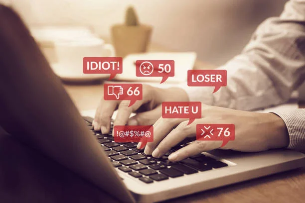 konsep cyber bullying. orang yang menggunakan laptop komputer notebook untuk interaksi media sosial dengan ikon pemberitahuan ujaran kebencian dan komentar rata-rata di jejaring sosial