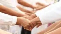 Membangun tim dalam bisnis untuk persatuan dan dukungan penuh kerja sama dengan keragaman staf untuk berbagi kekuatan yang baik dan meningkatkan empati, simpati, hubungan dan aktivitas pemecah es