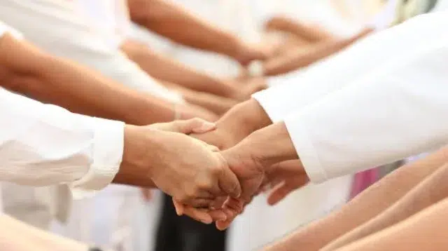 Membangun tim dalam bisnis untuk persatuan dan dukungan penuh kerja sama dengan keragaman staf untuk berbagi kekuatan yang baik dan meningkatkan empati, simpati, hubungan dan aktivitas pemecah es