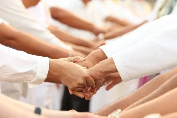 Membangun tim dalam bisnis untuk persatuan dan dukungan penuh kerja sama dengan keragaman staf untuk berbagi kekuatan yang baik dan meningkatkan empati, simpati, hubungan dan aktivitas pemecah es