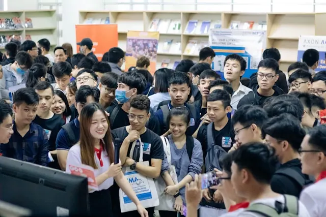 Peran Advokasi dalam Memanfaatkan Bonus Demografi: Ketika PHK Marak dan Job Fair Hanya Seremonial