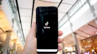 Apakah Kita Mengonsumsi TikTok atau TikTok yang Mengonsumsi Kita?