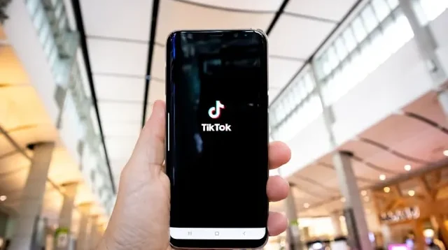 Apakah Kita Mengonsumsi TikTok atau TikTok yang Mengonsumsi Kita?