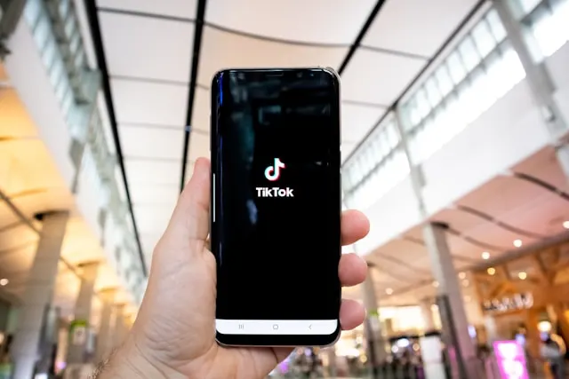 Apakah Kita Mengonsumsi TikTok atau TikTok yang Mengonsumsi Kita?