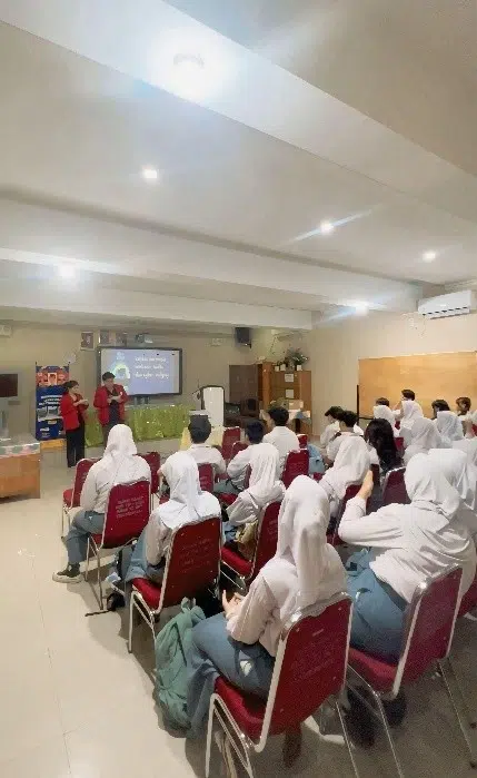 Edukasi Dalam Cerdas Bermedia oleh Mahasiswa Universitas Mercu Buana dalam program Kuliah Peduli Negeri (KPN) di SMA Negeri 57 Jakarta Barat 2