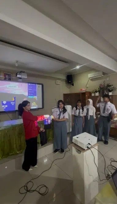Edukasi Dalam Cerdas Bermedia oleh Mahasiswa Universitas Mercu Buana dalam program Kuliah Peduli Negeri (KPN) di SMA Negeri 57 Jakarta Barat 3