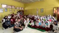 Foto bersama siswa SDN Kedungmentawar dengan kelompok BBK 6 UNAIR (Sumber: Dokumentasi Penulis, 2025)