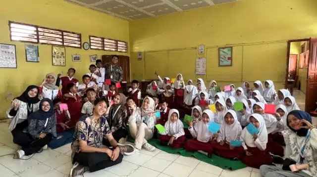 Foto bersama siswa SDN Kedungmentawar dengan kelompok BBK 6 UNAIR (Sumber: Dokumentasi Penulis, 2025)