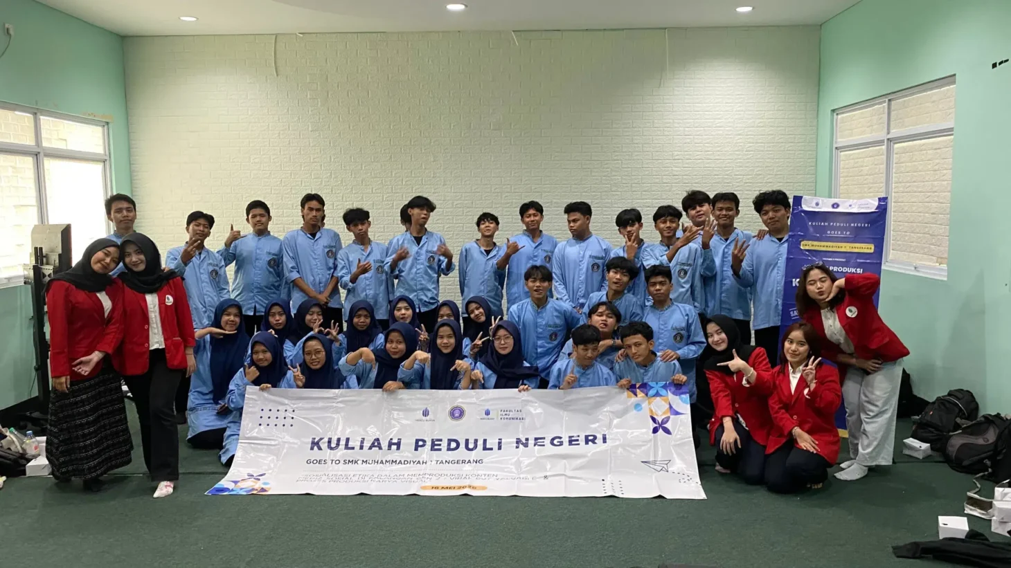 Mahasiswa FIKOM Universitas Mercu Buana Jakarta Kenalkan Tahapan Produksi Karya Visual kepada Siswa SMKN 1 Muhammadiyah Tangerang
