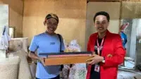 Ilustrasi Inovasi Alat Pres Sederhana sebagai Solusi Modernisasi Pengemasan Produk pada UMKM Putra Mandiri di Desa Simbaringin, Mojokerto.