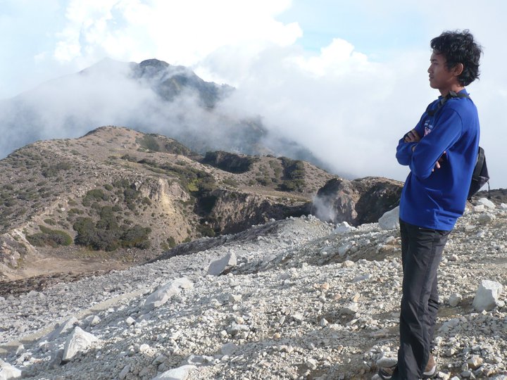 Penulis saat mendaki puncak Welirang, Gunung Arjuno bersama DIMPA UMM