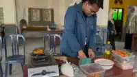 Mahasiswa BBK memperagakan Masakan PMT pada Warga Desa(Sumber: Dokumentasi Penulis, 2025)