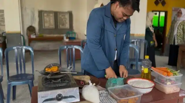 Mahasiswa BBK memperagakan Masakan PMT pada Warga Desa(Sumber: Dokumentasi Penulis, 2025)