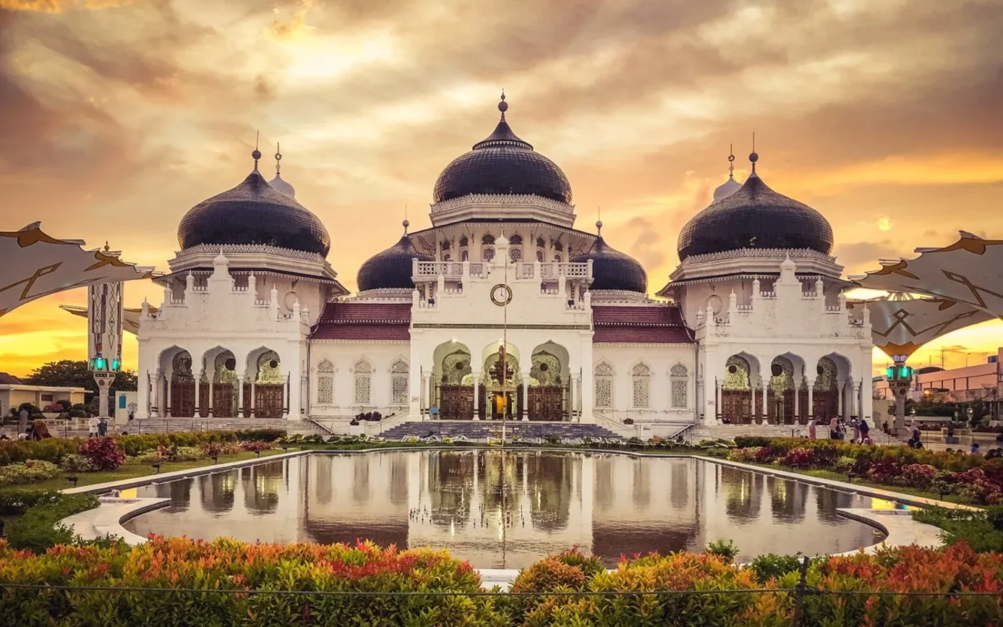 Politik Syariah di Aceh: Antara Identitas dan Kepentingan