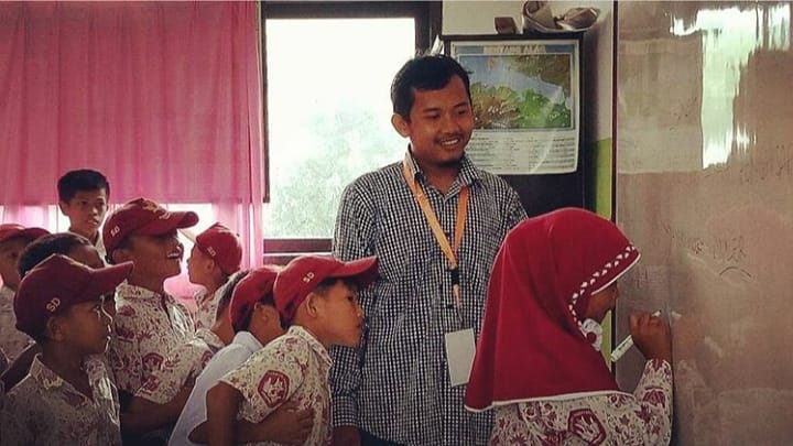 Penulis ketika menjadi pengajar pada kegiatan Komunitas Kelas Inspirasi Kota Palopo
