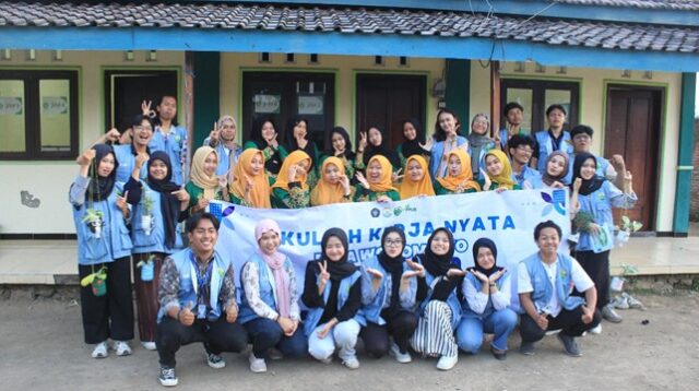 Pemberdayaan Remaja Desa Wonomulyo: Mahasiswa UB Kenalkan Konsep Vertical Garden kepada IPPNU sebagai Solusi Pertanian di Lahan Sempit Pemberdayaan Remaja di Desa Wonomulyo