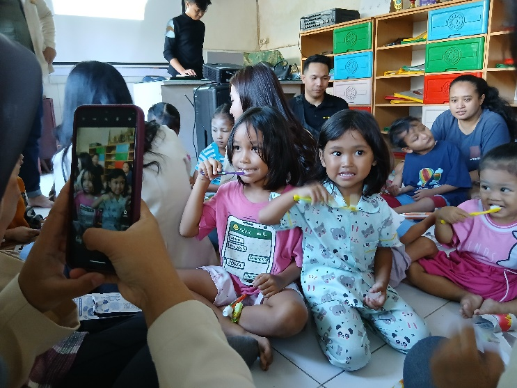 (Gambar 2. Kegiatan Edukasi Kesehatan Gigi dan Mulut)