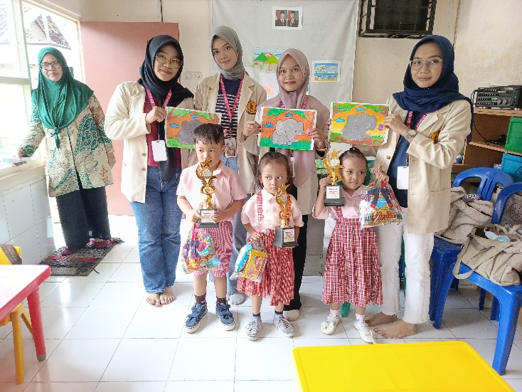 (Gambar 4. Lomba Mewarnai Bersama Anak-anak PAUD)