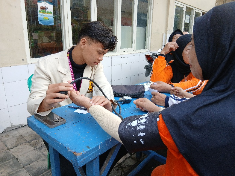 (Gambar 5. Kegiatan Cek Kesehatan)