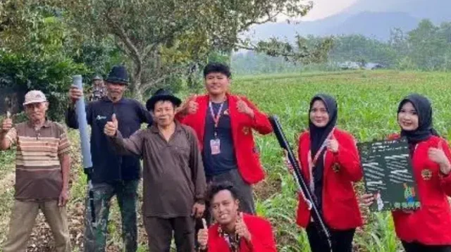 Inovasi Alat Penabur Pupuk Sederhana untuk Meningkatkan Efisiensi Pertanian di Desa Selotapak