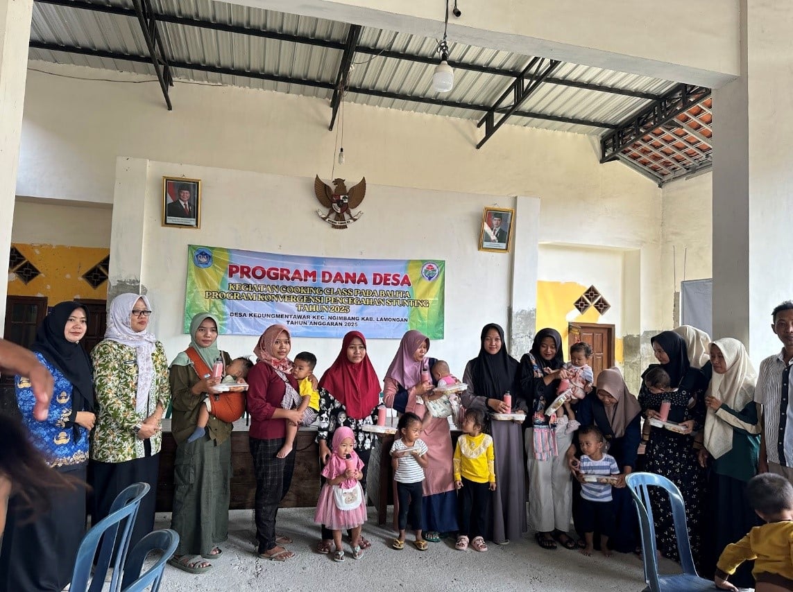 Warga Penerima PMT bersama dengan Kepala Desa Kedungmentawar (Sumber: Dokumentasi Penulis, 2025)