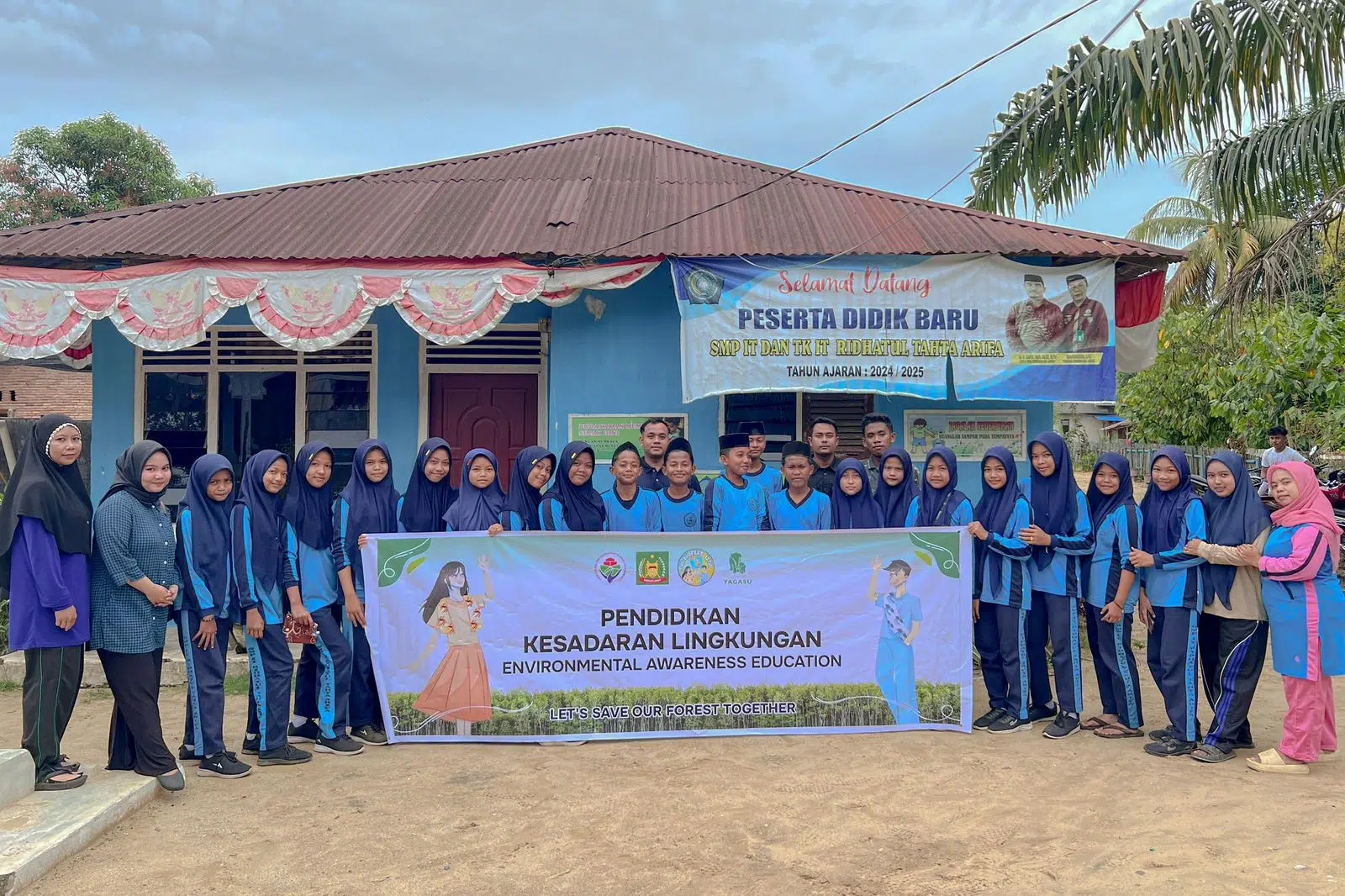 penanaman pohon mangrove