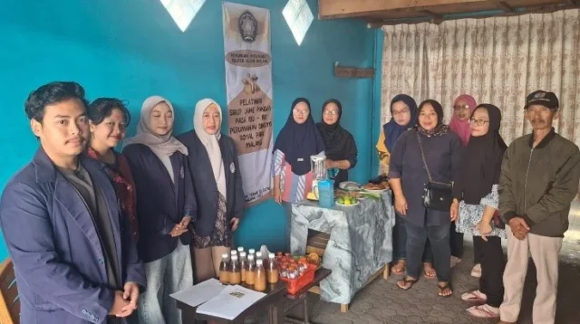 PKK Dinoyo Royal Park Sulap Jahe Merah Pandan Wangi Jadi Sirup Herbal Segar